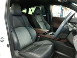 運転席側からの前席ビューです。内装色はブラック系ですので汚れも目立ちにくいです♪