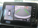 自車を真上から見下ろすように映し出すので周囲の状況が分かるアラウンドビューモニター搭載。フロントカメラとしても使用できます。車庫入れなど苦手な人の頼りになる助っ人です。
