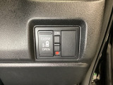左側電動スライドドアは運転席からでも操作ができるように、ハンドル付近に開閉の操作スイッチが付いています。
