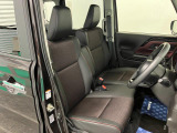 【フロントシート】ゆったり座れるベンチシートを採用しており、アームレストも装備していますので快適です。
