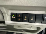 コーナーセンサーを車の前後に装備。障害物までの距離に応じて警告音を変えてお知らせ。縦列駐車時や駐車場・車庫などでの取り回しをサポートします。詳細は販売店スタッフまでおたずねください。