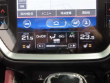 左右独立温度コントロールフルオートエアコンです。運転席、助手席それぞれで独立して温度設定ができます。冷え性の方が乗っても安心ですね♪