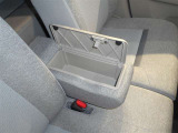 運転席と助手席の間のひじ掛けの中に小物を入れるスペースがあります!