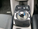日産リーフ専用のシフトレバーは操作しやすく電動サイドブレーキ機能も付いています♪