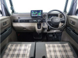 視界広々で運転しやすくロングドライブでも疲れを感じさせないすっきりとまとまったインパネ周りです。