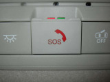 SOSコールは急病時やあおり運転被害などの危険を感じた時スイッチを押すと専門のオペレータに繋がって警察や消防への連携をサポートしてくれます。万が一の事故発生時にはエアバッグ展開と連動して自動通報します。