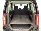 リアシートの背もたれを倒してさらに広々としたトランクスペースになります。段差も少なく荷物の出し入れもしやすくなっています。