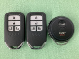 スマートキー付きですからドアロックの開閉およびエンジンスタートが楽々です。電動スライドドアの開け閉めもボタンで操作できます。加えて、純正リモコンエンジンスターター用の操作キーもついています。