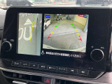 ギアをバックに入れた後、カメラボタンを押すと、運転席から見えない左側面を画面に映してくれるので、幅寄せや縦列駐車がし易くなります!