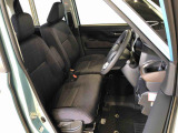 運転席の座面高さを調整できるシートリフターが付いています。フロントシートはベンチシートを採用で、座面も広く使い勝手もいいですよ♪