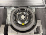 今ではオプションになってしまったスペアタイヤが装備されています。万が一の時に役立ちます☆☆