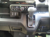 インパネシフトで足元すっきりウォークスルーも出来て横移動もら〜くらく。