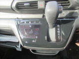 シフトレバー+エアコン操作部。エアコンパネル付近は可能な限りフラットに!お掃除などが楽ですね☆