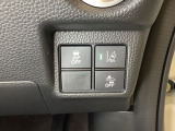 Hondaセンシング用の、VSA(ABS+TCS+横滑り抑制)解除と路外逸脱抑制機能のオンオフスイッチなどはハンドルの右側に装備しています。