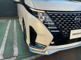 格好良いデザインのスモールランプに明るいLEDヘッドライト、悪天候でも安心のフォグランプ付です。オートライト付きで消し忘れも安心です。