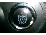 プッシュスタート付き。スマートキーを携帯していればキーを取り出さずにドアを施錠&解錠。クルマの始動も可能です。