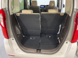後席のシートをスライドさせると、広い荷室空間が生まれます。