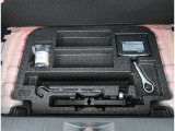 【トランク】フロア下には車載工具とパンク修理キットがあります。