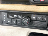 【オートエアコン】一度お好みの温度に設定すれば、車内の温度を検知し風量や温度を自動で調整。暑い&hellip;寒い&hellip;と何度もスイッチ操作をする必要はありません。快適な車内空間には必須の機能ですね♪