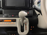 【インパネシフト】シフト操作のしやすいインパネシフトです。足元が広くなりすっきりしますので、大柄な方でも快適に運転ができます。