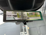 スマートルームミラーは、車両後方に設置されたカメラの映像を、ルームミラーに映し出すことで、死角をなくし、安全性を向上させることができます。また、夜間や雨天時でも、クリアな映像を映し出すことができます。