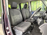 運転席まわりには十分なスペースがあり、大柄な方でもゆったり運転していただける環境です。