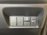 ハンドルの右側にはヘッドライトレベライザーとHondaセンシング用のVSA解除スイッチがついています。ヘッドライトレベライザーは道路状況や積荷の加重に応じてライトの高さを調節できます。