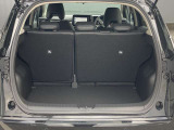 後部座席に座れる状態でも荷室はこれだけの広さがあるのでお出かけやお買い物にも重宝します。ついつい買い物しすぎても安心ですね♪