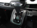 インパネシフトだから視線の移動も少なく足元もスッキリ♪運転席もゆったりしているのでゆとりを持ってドライブできますね!パーキングブレーキはスイッチを引くだけで作動します♪