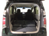 リアシートを倒すと、ラゲッジスペースを広くお使いいただけます!