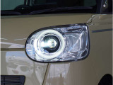 【LEDヘッドライト】悪天候や夜間走行時も良好な視界を確保し安心して運転できる高輝度LEDヘッドライトを装備。明るい上に点灯速度が早く消費電力も抑えられています。