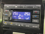 【左右独立型フルオートエアコン】運転席と助手席でそれぞれお好みの温度に設定可能。同乗者にも配慮した、快適な空調をお届け致します。