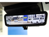 後方の死角も解消するデジタルインナーミラーを完備しております!