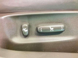通常ならば手動で操作するシートの前後のスライドや、背もたれの角度調整を電気モーターで行うことが可能!
