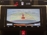バックガイドモニター付きです。車の後方に小型カメラが付いており、バックする際の後方の様子をモニター上に表示します。