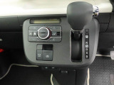 オートエアコン装備!お好みの温度に設定しておくと自動で風量などを調整してくれます。一年中快適ドライブです。