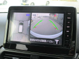 自車を真上から見下ろすように映し出すので周囲の状況が分かるアラウンドビューモニター搭載。フロントカメラとしても使用できます。車庫入れなど苦手な人の頼りになる助っ人です。