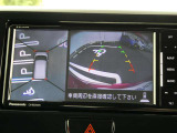 自車を真上から見下ろすように映し出すので周囲の状況が分かるアラウンドビューモニター搭載。フロントカメラとしても使用できます。車庫入れなど苦手な人の頼りになる助っ人です。