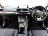 高級車レクサスのCT200h バージョンC!カッコ良さのある黒色シート・内装も豪華で優越感に浸れます!!