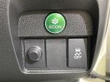 【ECONモード(イーコン)】クルマの動きを管理するシステムです。燃費を優先に自動制御されるもので、低燃費走行を自然にできるようになります。