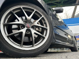 【STI18インチアルミホイール】外観にマッチしたアルミホイールを装着しております。各種アルミホイールや、スタッドレスタイヤも取扱いしております。是非ご相談ください♪