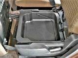 大容量助手席シートアンダーボックスが便利です☆