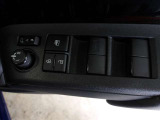 パワーウィンドウスイッチで運転席から全席の窓の開閉ができます。