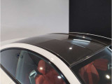 【Mカーボンファイバー製ルーフ】Mデザインの魅力的なルーフラインを更にダイナミックに強調。車両重量を低減し低重心化を図る事で、加速性能やブレーキ性能がアップ。緻密な空力テクノロジーが視覚的にも演出。
