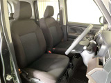 厚みがあって、座り心地のいいシート。運転席も助手席もリラックスしてゆったりと座れます。