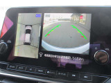 自車を真上から見下ろすように映し出すので周囲の状況が分かるアラウンドビューモニター搭載。フロントカメラとしても使用できます。車庫入れなど苦手な人の頼りになる助っ人です。