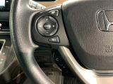 ステアリングにオーディオ操作スイッチが付いています。オーディオ画面に直接タッチしなくても操作が出来ますので、運転に集中できます。