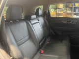 後部座席も気になるようなキズ・汚れやへたり等、大きなダメージはなく、良好な状態です。