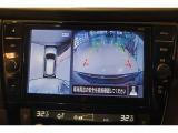 パノラミックビューモニター付きです。車両を上から見たような映像をディスプレイ画面上に表示。運転席からの目視だけでは見にくい、車両周辺の状況をリアルタイムでしっかり確認できます。