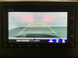 バックでの車庫入れも安心です! リアカメラが付いているバックモニター付のナビを装備しております。操作線もついており距離感も画面から確認できます。
